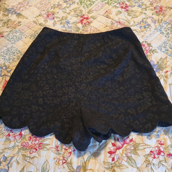 Monteau Los Angeles Black High Waisted Scalloped Brocade Shorts, Size XS - Picture 2 of 5
